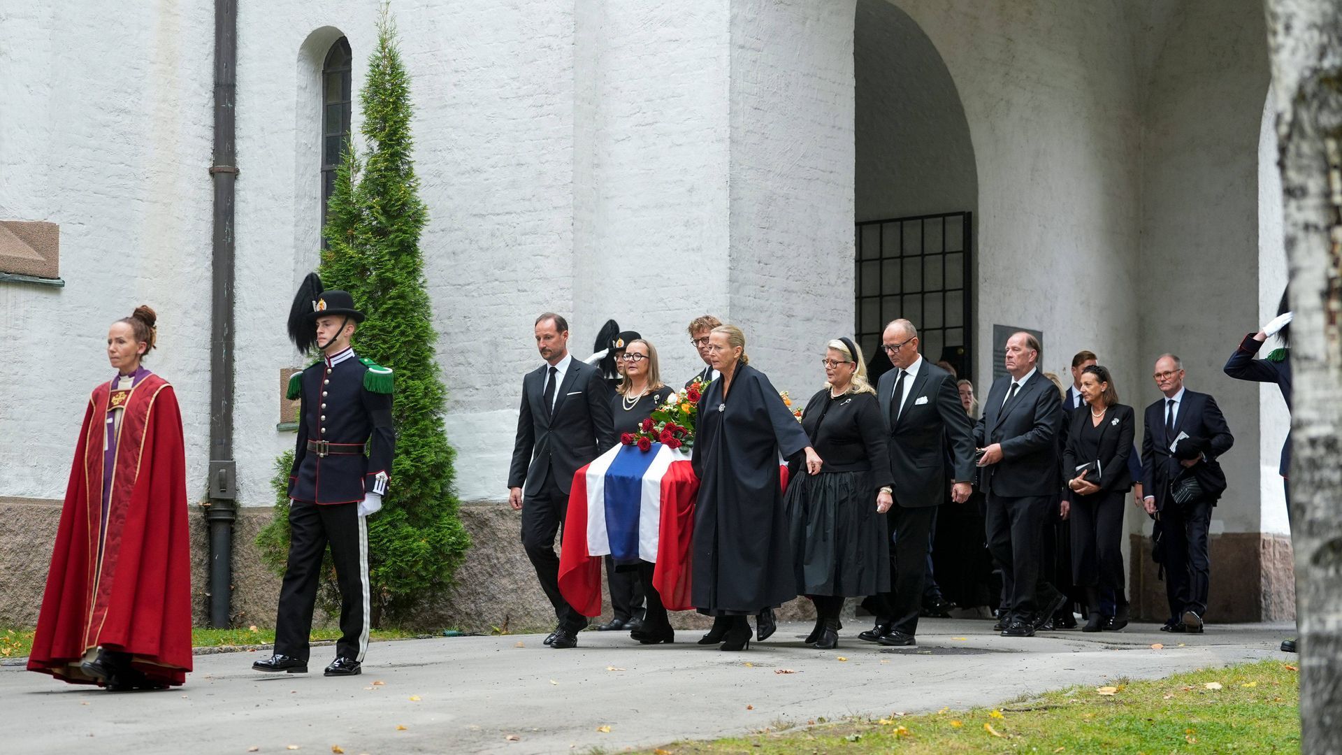 El ataúd de la princesa Astrid es llevado durante su procesión fúnebre desde la iglesia de Ris