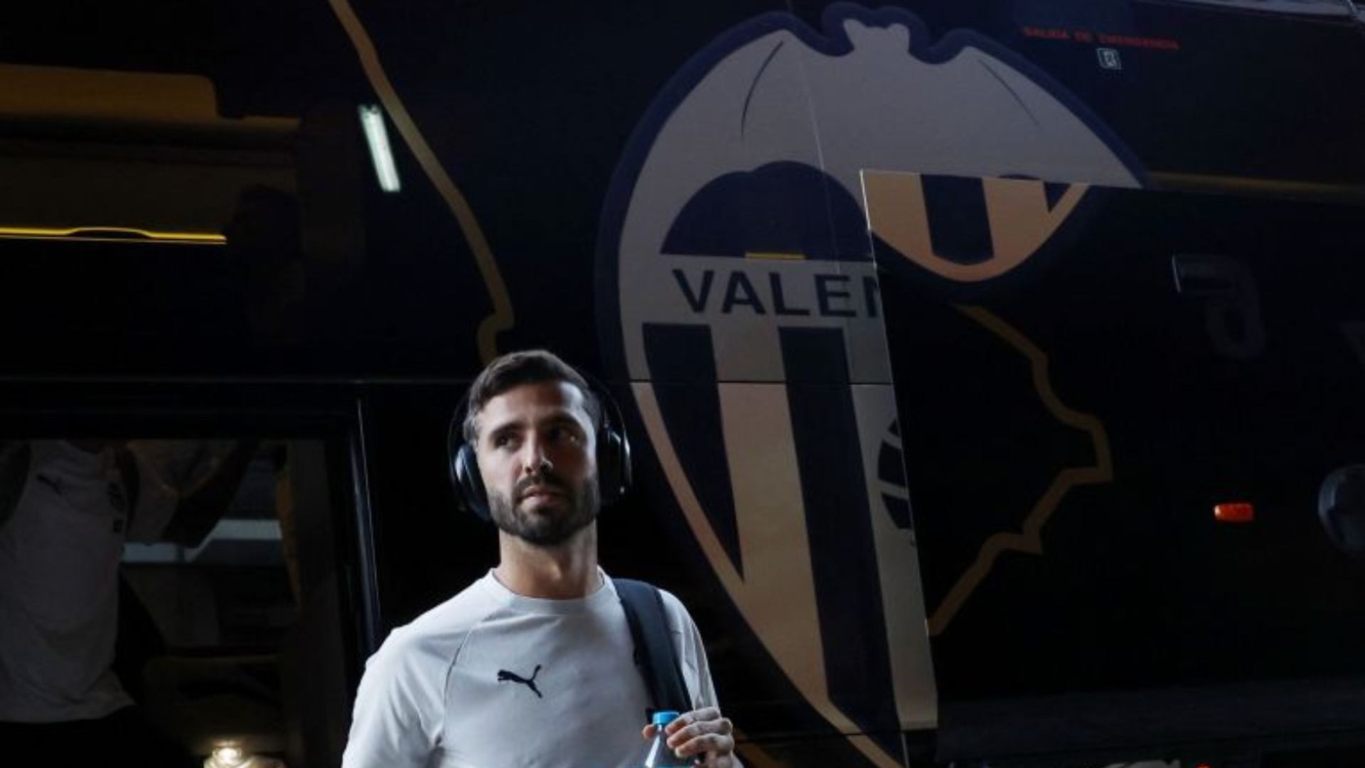 Gayà baja del autobús en Mestalla