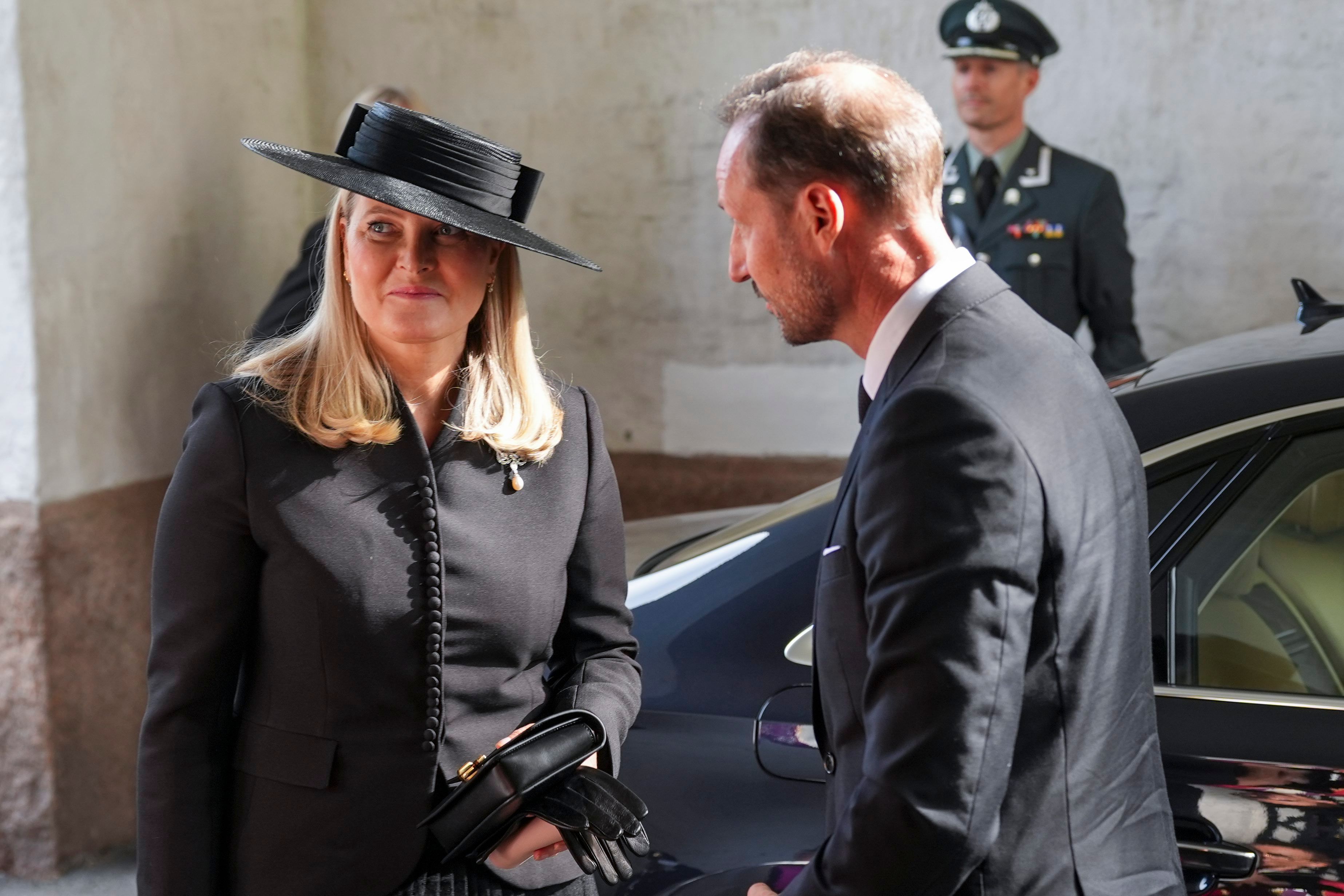 El rey Haakon VIII y la reina Mette-Marit llegan a la iglesia de Ris en Oslo