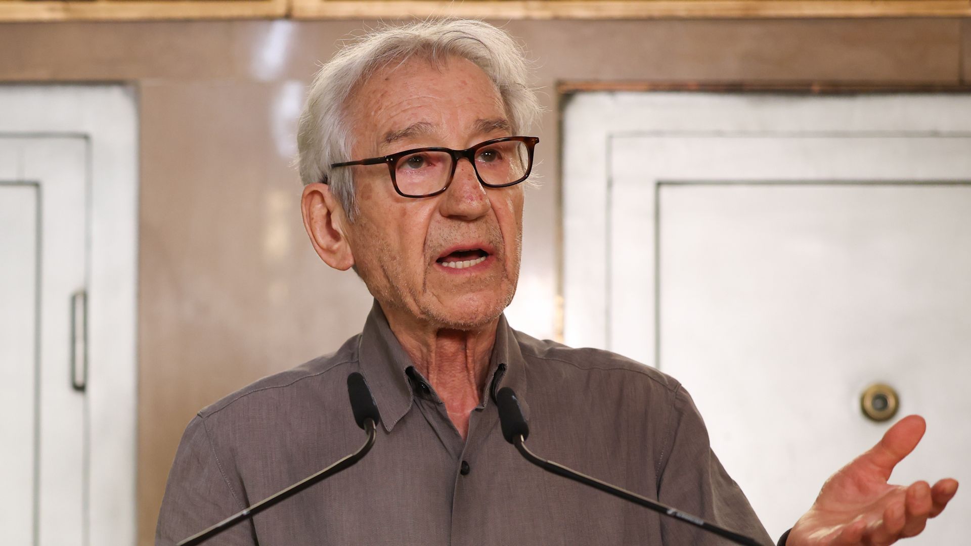 José Sacristán, sobre su infancia: "Vengo de una familia de campesinos. Dejé de estudiar a los 13 años" José Sacristán, sobre su infancia: "Vengo de una familia de campesinos. Dejé de estudiar a los 13 años"