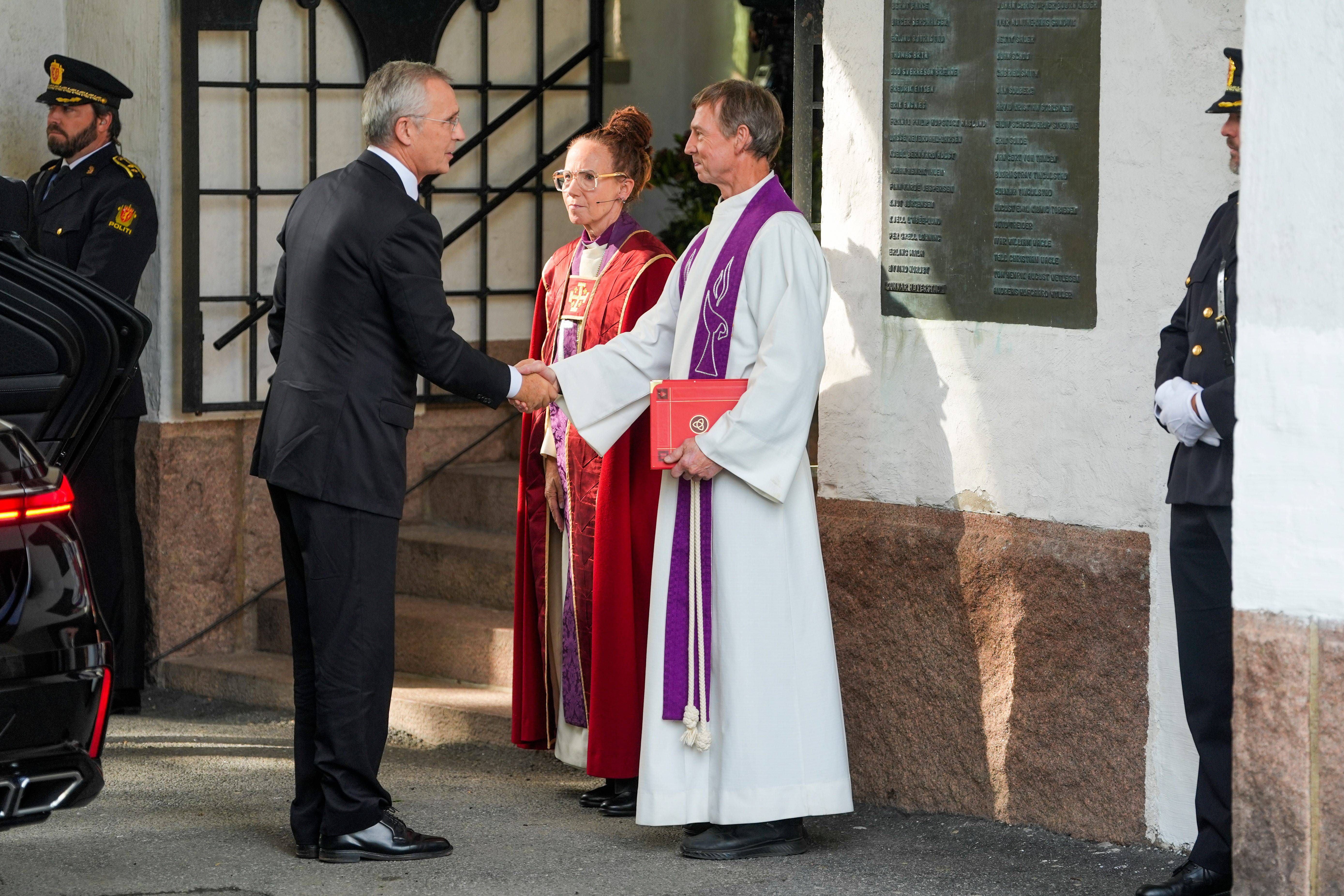 El ministro de Finanzas de Noruega, Jens Stoltenberg, llega al funeral de la princesa Astrid en la iglesia de Ris