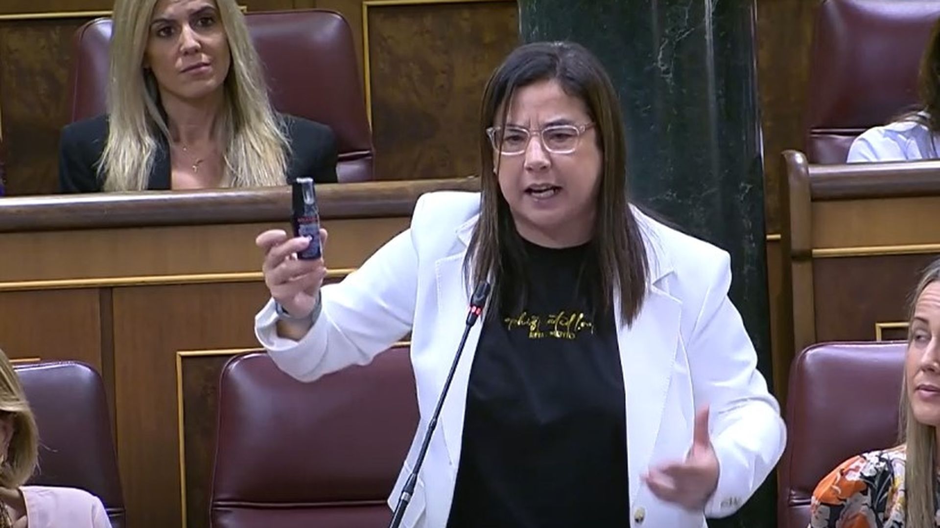 La diputada Ana Vázquez con el espray de gas pimienta en el Congreso