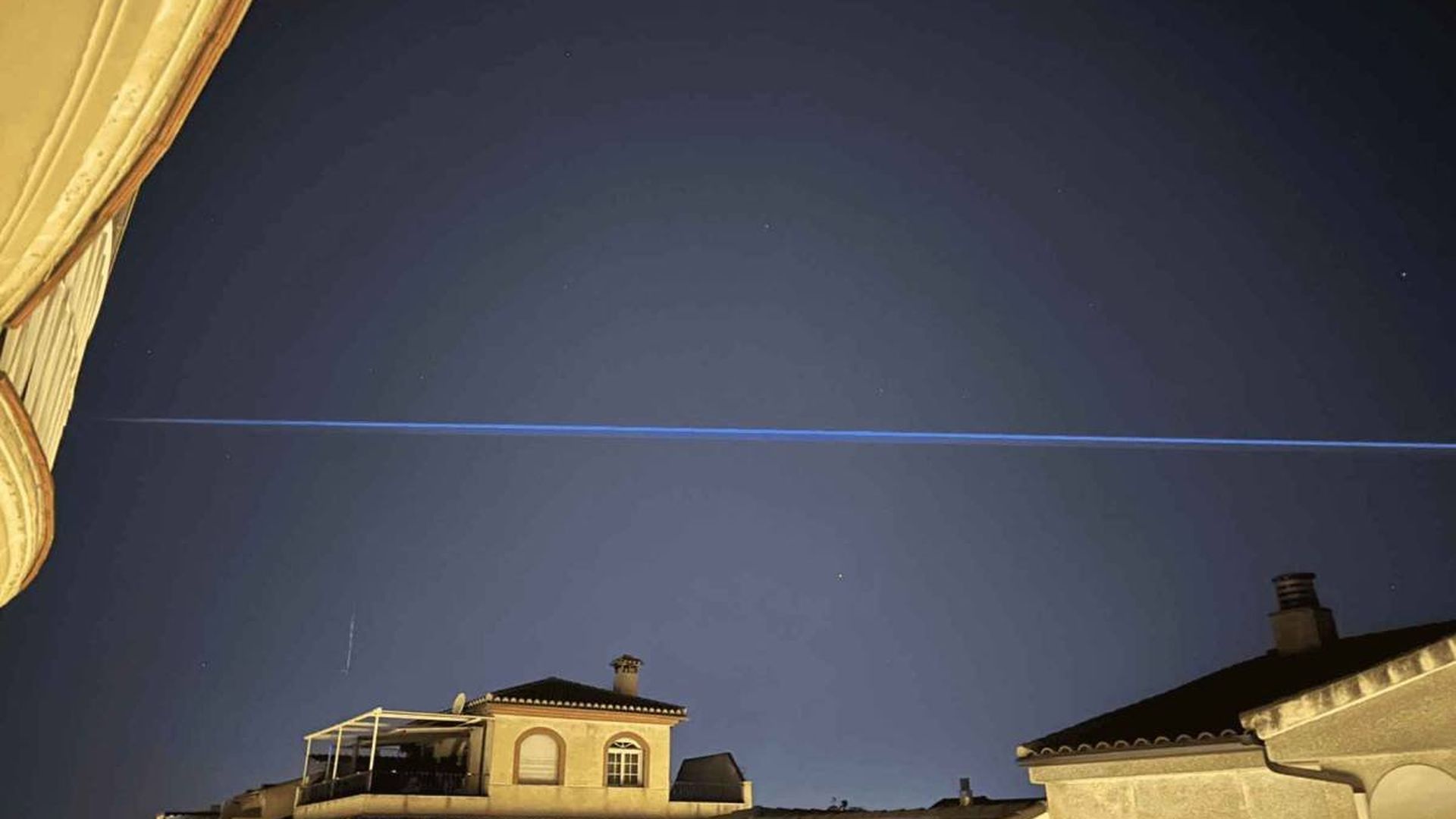 La inquietante línea de luz azul que dividió el cielo de Granada en dos durante media hora: "Sigue siendo un misterio" La inquietante línea de luz azul que dividió el cielo de Granada en dos durante media hora: "Sigue siendo un misterio"