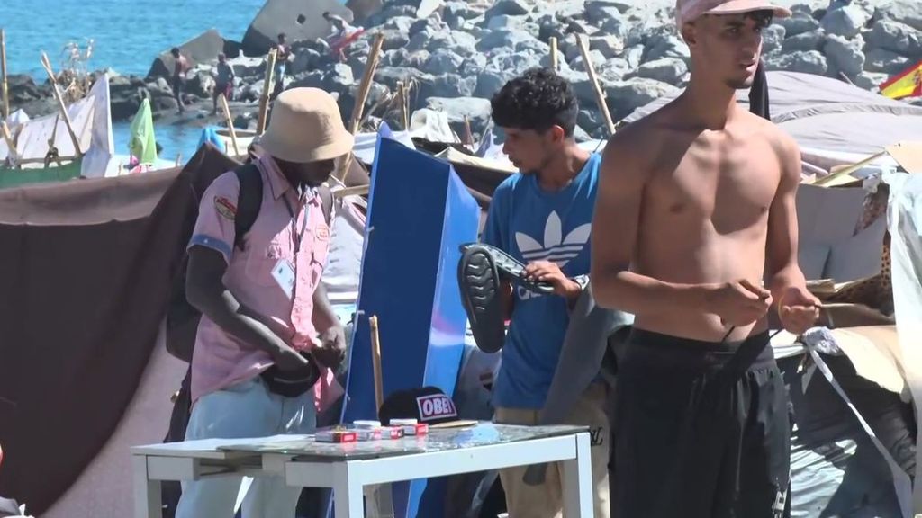 La Policía no termina de desmontar los mercadillos ambulantes de inmigrantes en la playa del Trampolín de Ceuta