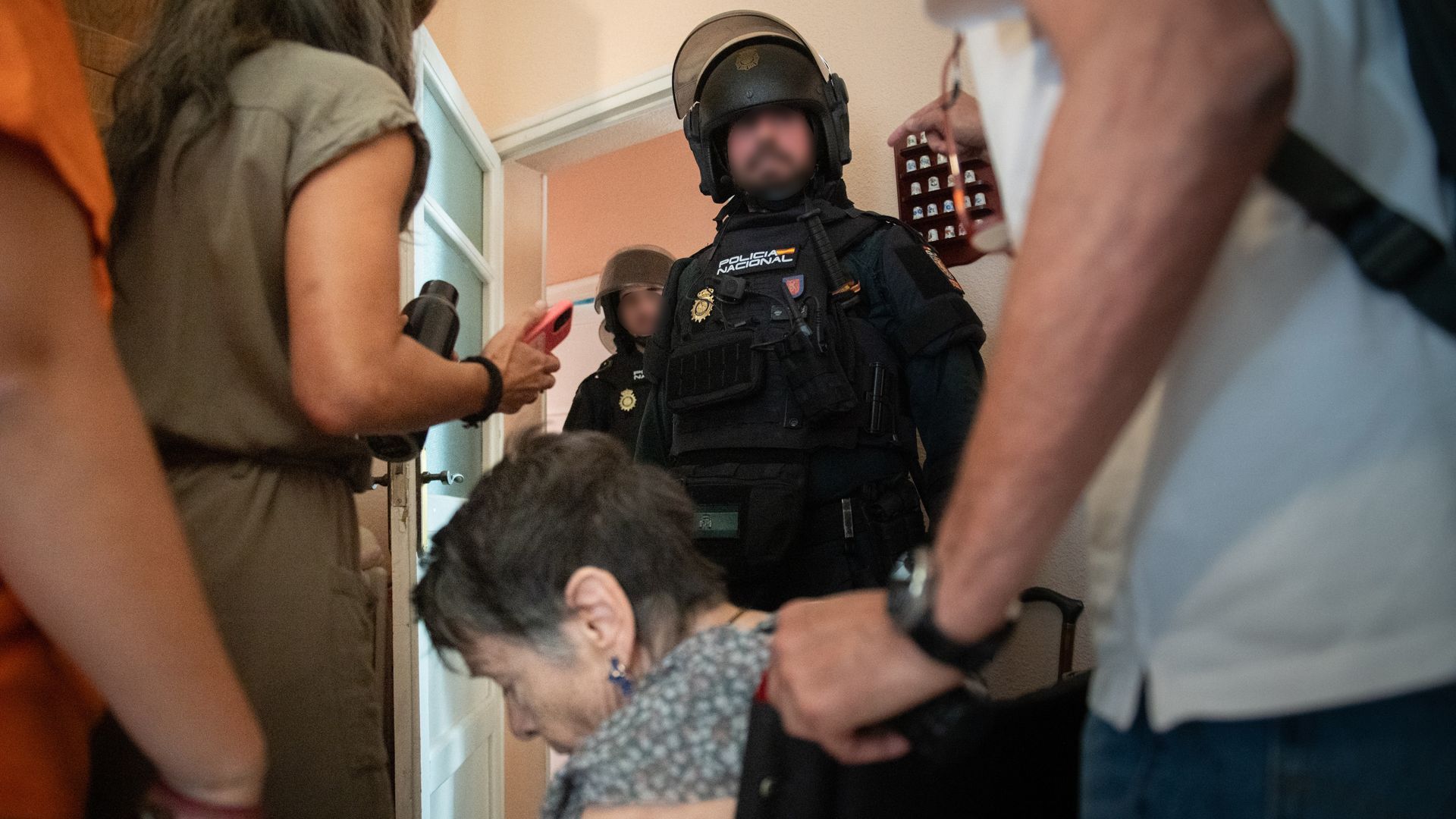 La policía saca a la fuerza a Maricarmen de su casa propiedad de Urbagestión en el distrito de Retiro de Madrid