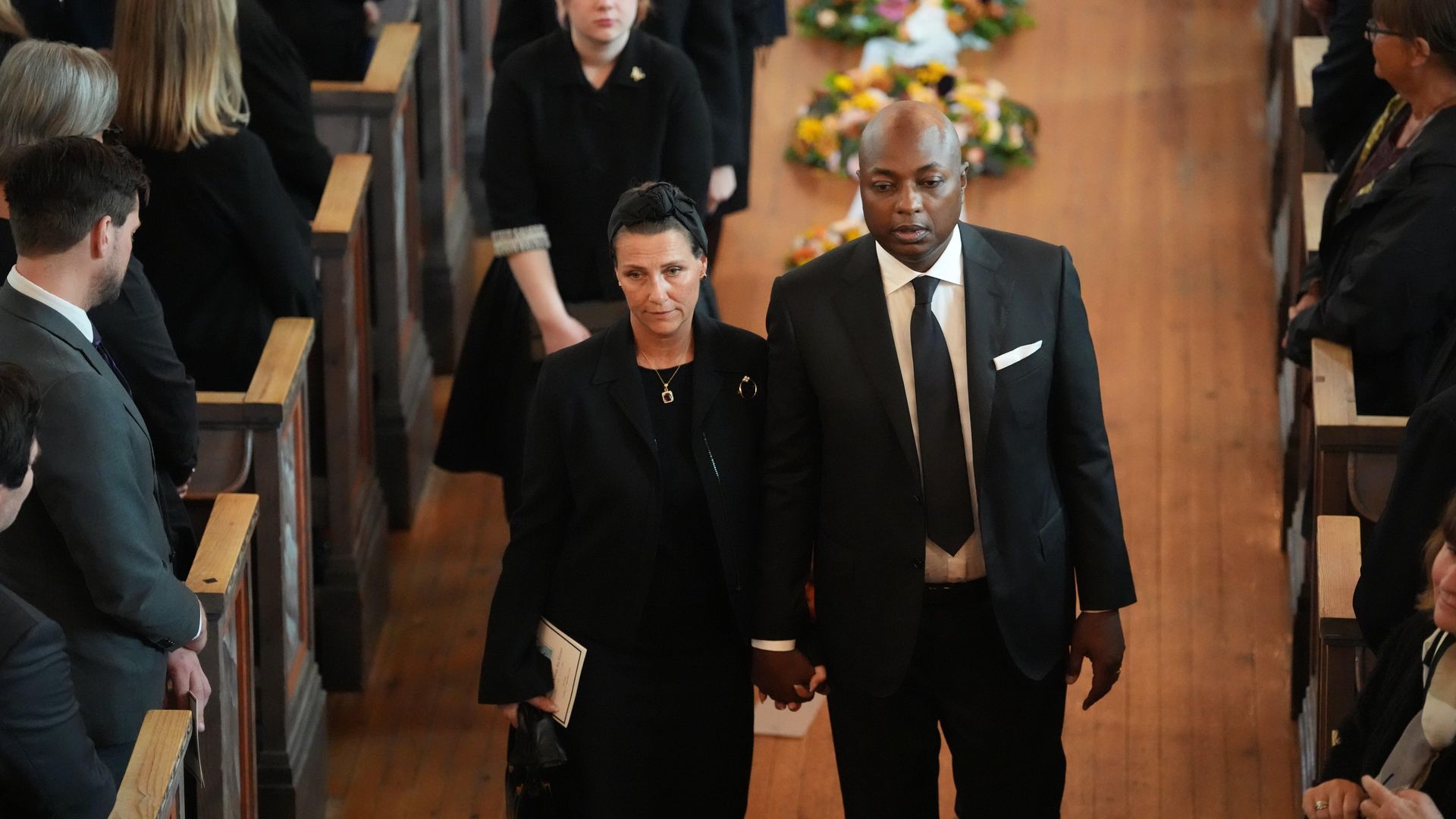 La princesa Marta Luisa de Noruega y su esposo Durek Verrett asisten al funeral de la princesa Astrid