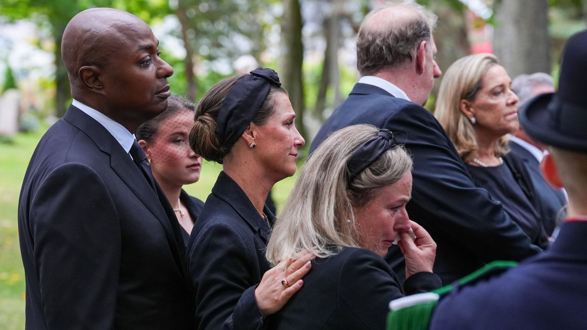 La princesa Marta Luisa de Noruega y su esposo Durek Verrett asisten al funeral de la princesa Astrid en Oslo.