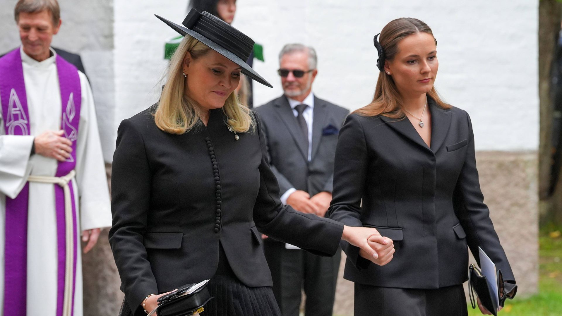 La reina Mette-Marit de Noruega y la princesa heredera Ingrid Alexandra de Noruega en el funeral de la princesa Astrid