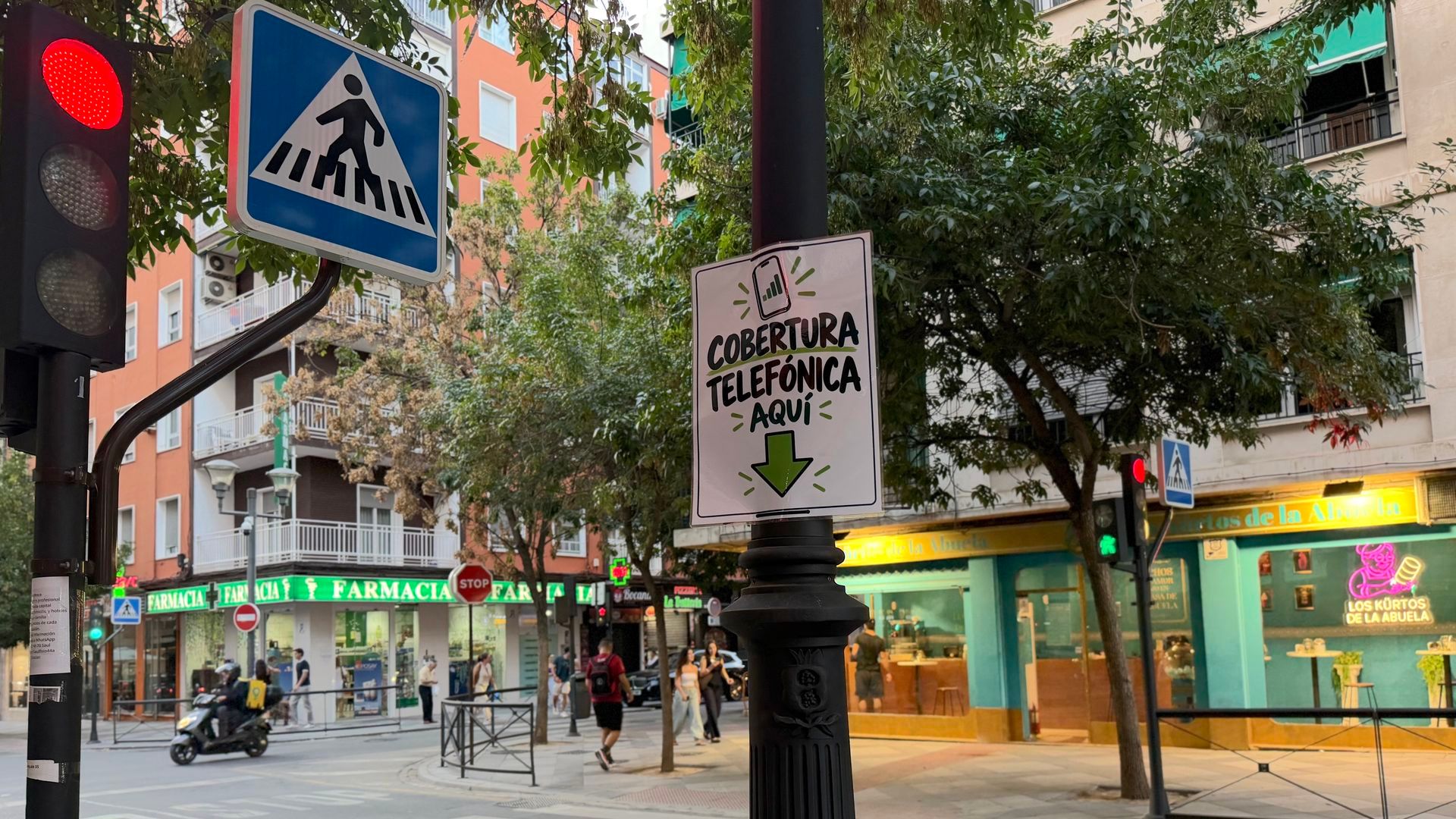 La retirada de una antena de telefonía deja sin cobertura a los comerciantes en una calle en pleno centro de Granada La retirada de una antena de telefonía deja sin cobertura a los comerciantes en una calle en pleno centro de Granada