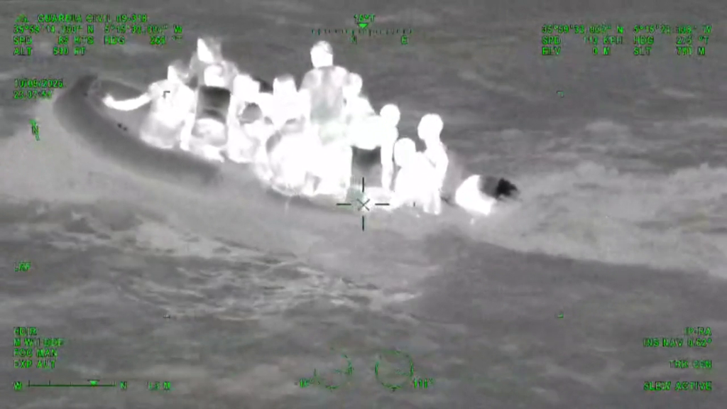 Las imágenes exclusivas de una de las últimas intervenciones de la Guardia Civil interceptando en el Estrecho a las mafias que trasladan migrantes