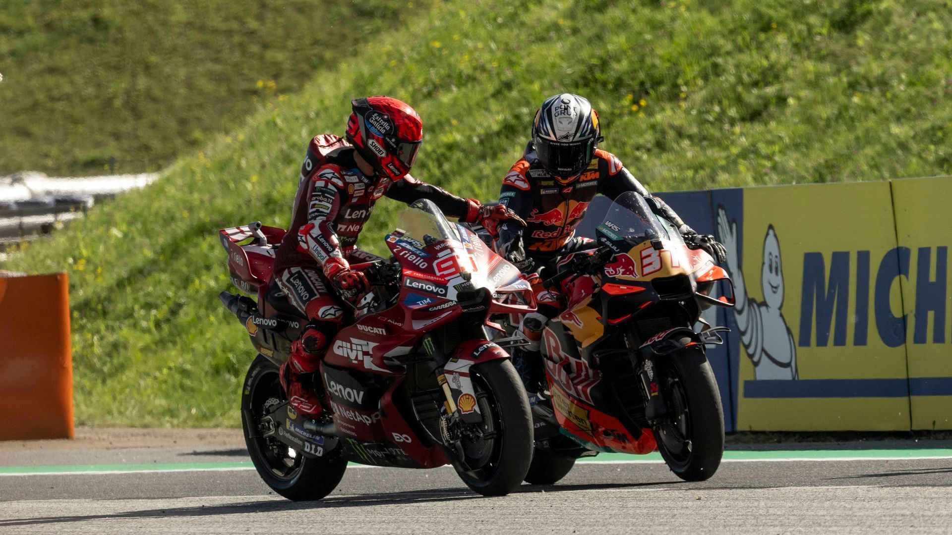Marc Márquez y Pedro Acosta al acabar el Gran Premio de Austria Marc Márquez y Pedro Acosta al acabar el Gran Premio de Austria