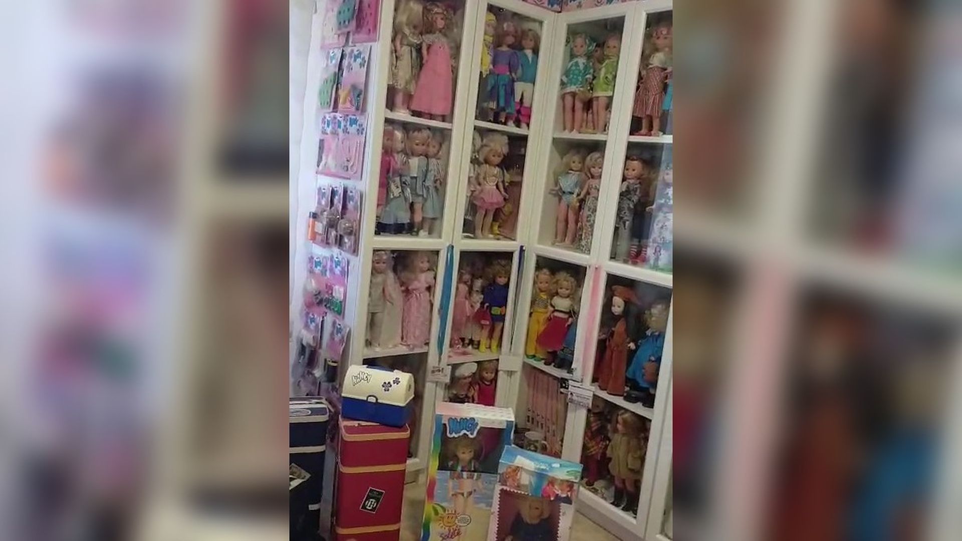Marga tiene un museo de muñecas Nancys en su casa de Gondomar, Pontevedra