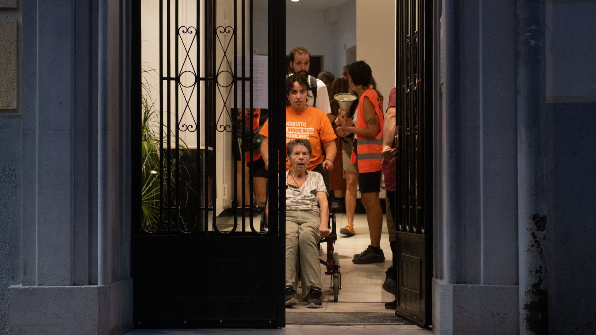 Maricarmen sale del portal a saludar durante una concentración bajo el lema ‘Maricarmen se queda’