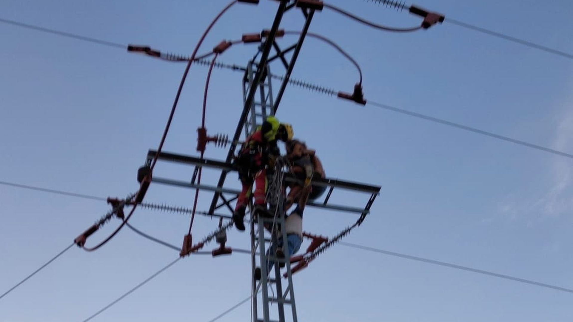 Rescate a una niña que se había subido a una torreta eléctrica Rescate a una niña que se había subido a una torreta eléctrica