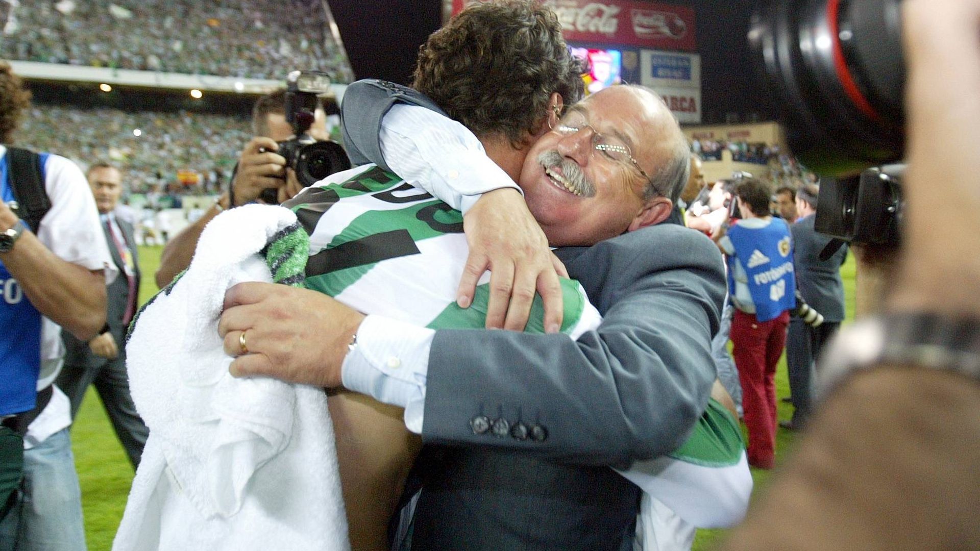 Serra Ferrer celebra con Edu la Copa del Rey ganada en 2005 con el Betis Serra Ferrer celebra con Edu la Copa del Rey ganada en 2005 con el Betis