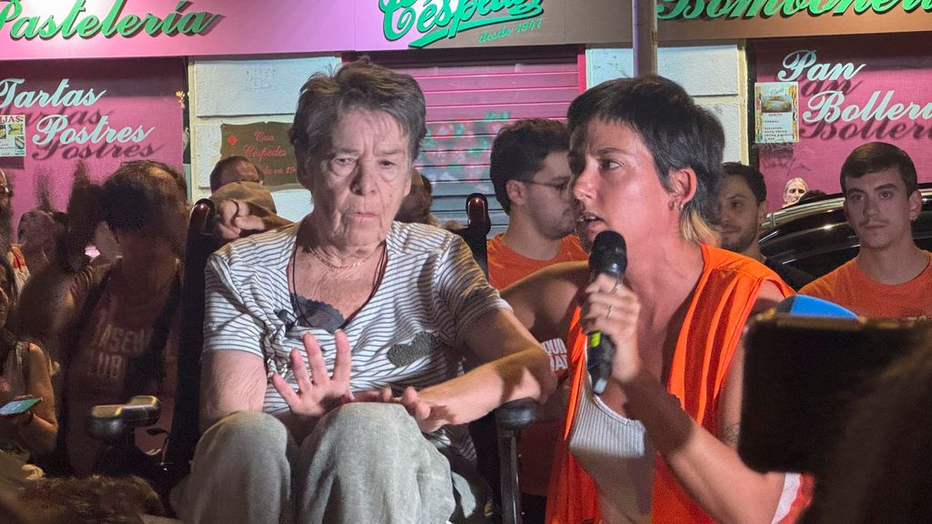 Tensión por el desahucio de Maricarmen, de 87 años, en el barrio del Retiro de Madrid: manifestantes bloquean a la Policía y una escritora anónima se ofrece a pagar el alquiler
