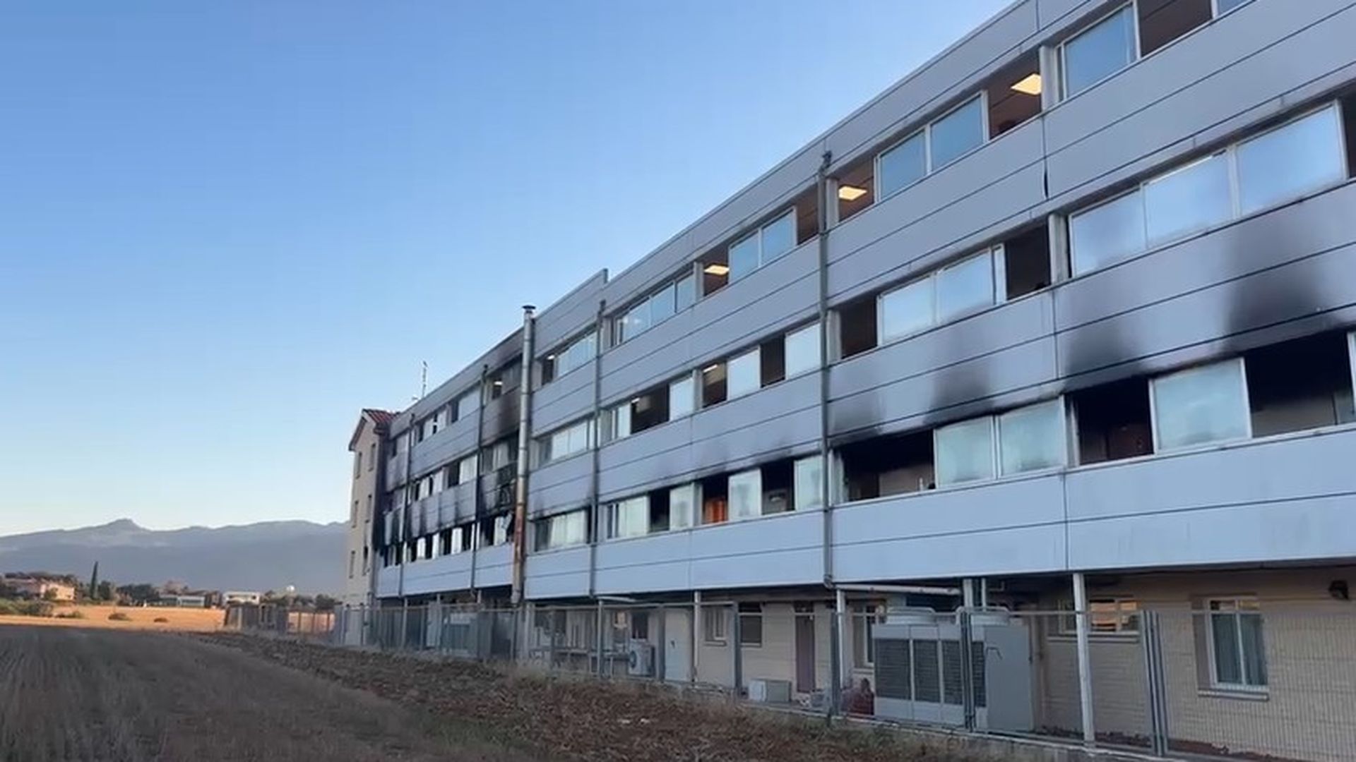 Un muerto y 78 atendidos, 13 de ellos hospitalizados, en el incendio de una residencia en L'Ametlla del Vallès, Barcelona