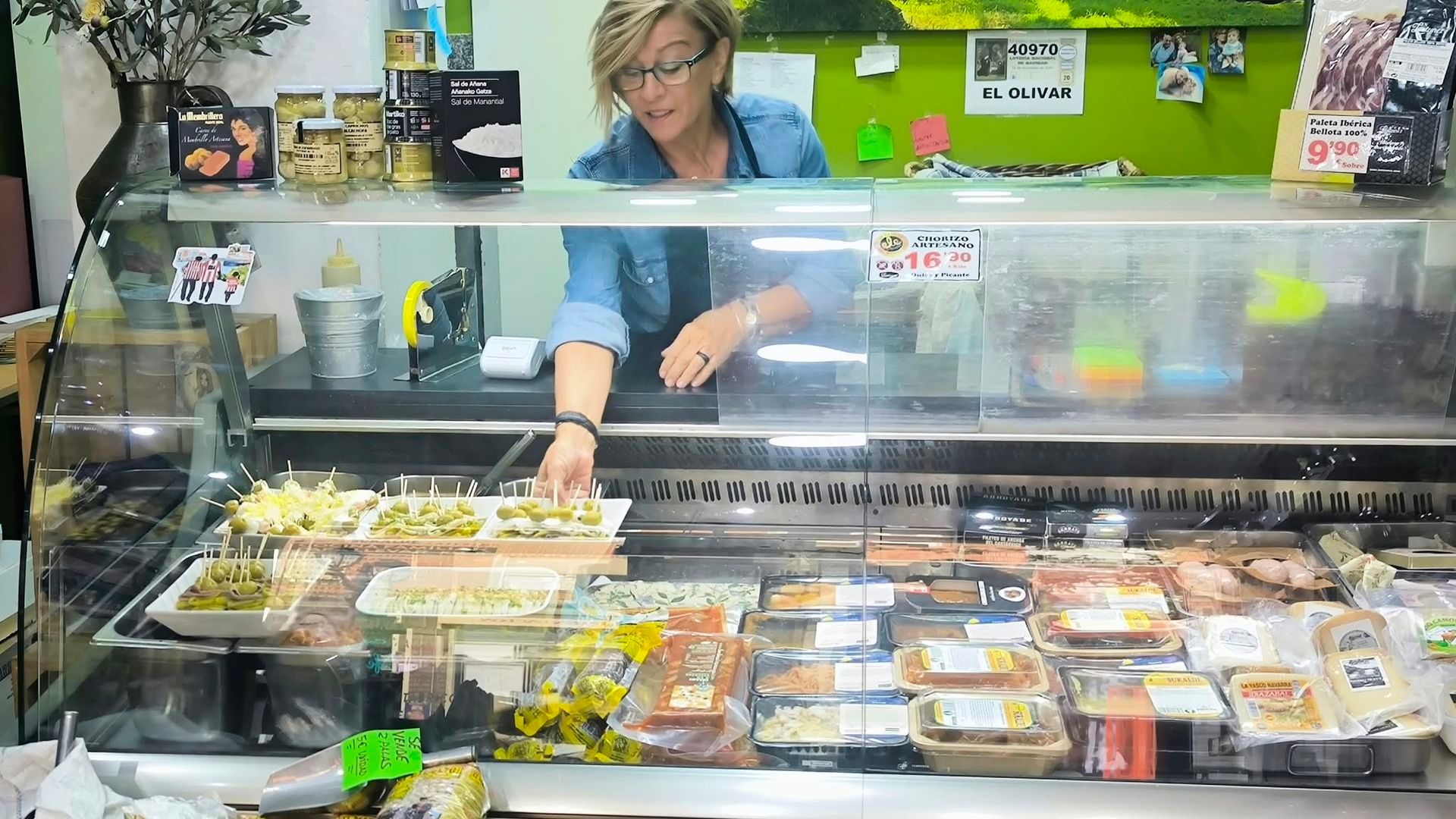 Vicki lleva 12 años tras el mostrador de su comercio de la calle Egaña, que cerrará el próximo 30 de octubre Vicki lleva 12 años tras el mostrador de su comercio de la calle Egaña, que cerrará el próximo 30 de octubre