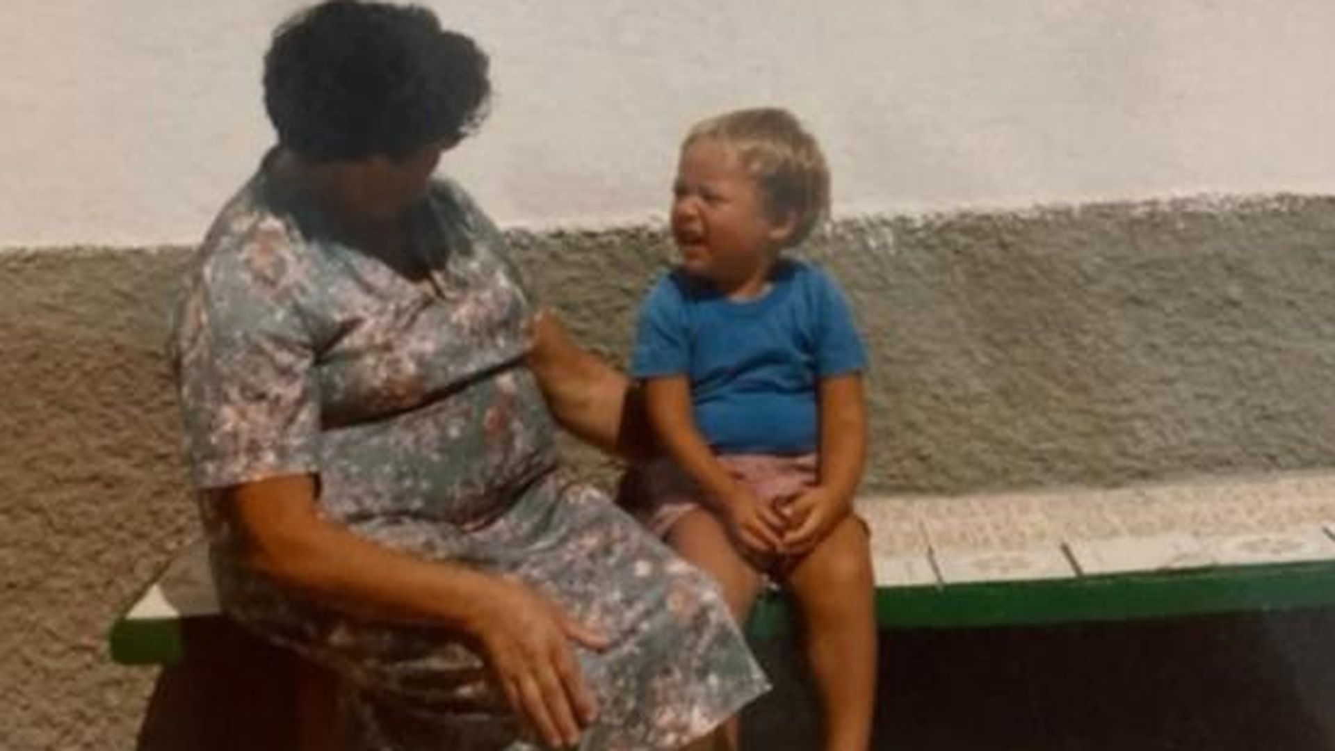 Anna y su abuela sentadas en el banco que recreó en su boda