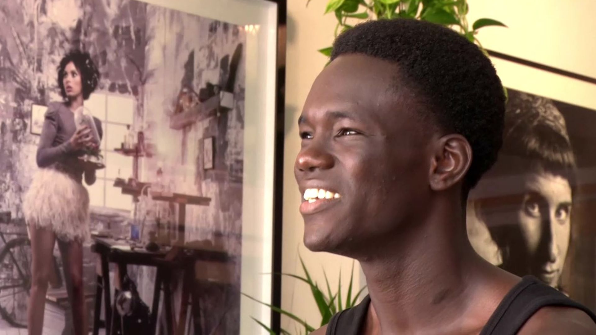 Cheikh Kane llegó en patera de Senegal y ahora recorre pasarelas: "Pasé de vender zapatos falsificados a trabajar con ellos legalmente"