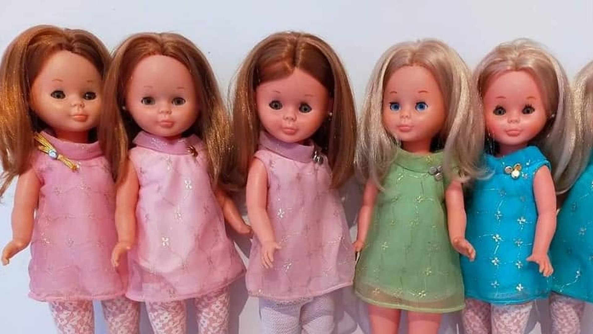 Con más de 600 prendas de ropa en su armario, Marga viste a sus muñecas y las muestra en sus redes sociales