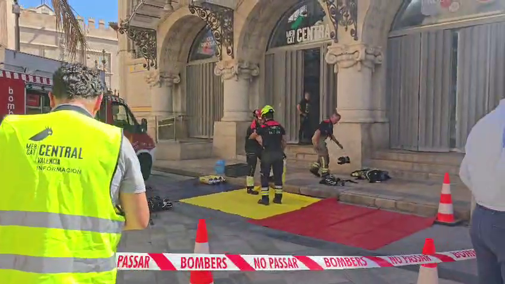 El Mercado Central de Valencia, desalojado por un incendio en un sótano