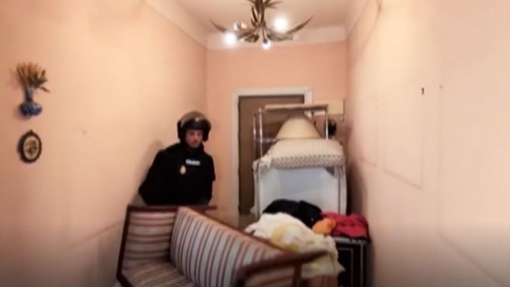 El momento en el que los antidisturbios entraron y desalojaron a Maricarmen, con un 50% de discapacidad, de su casa: "'¡Ábrenos la puerta!"