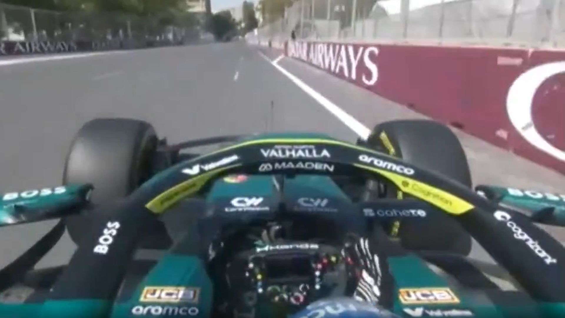 Fernando Alonso quejándose de las vibraciones de su Aston Martin durante la FP1 del Gran Premio de Azerbaiyán Fernando Alonso quejándose de las vibraciones de su Aston Martin durante la FP1 del Gran Premio de Azerbaiyán