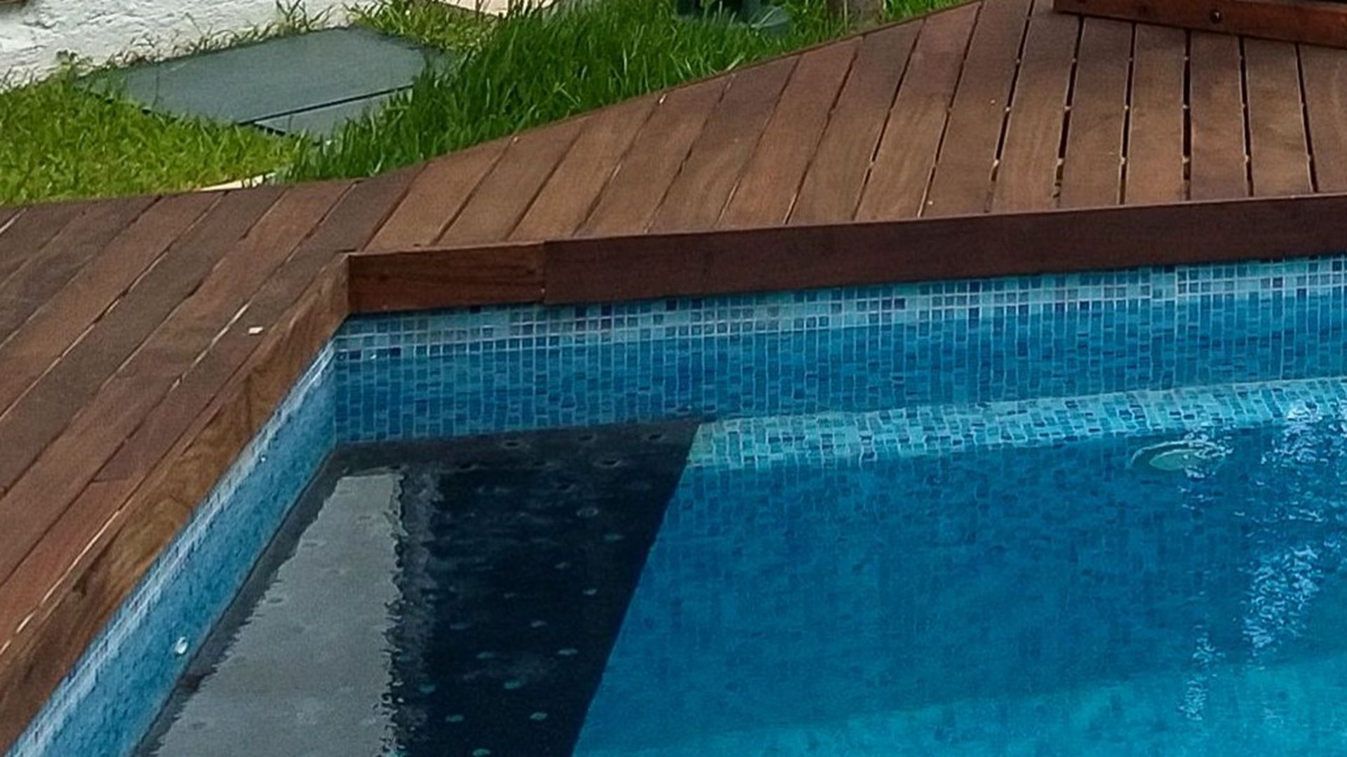 Imagen de archivo de una piscina en una vivienda Imagen de archivo de una piscina en una vivienda