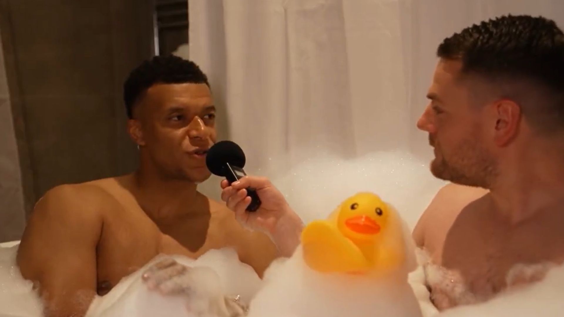 Imagen generada por inteligencia artificial de Kylian Mbappé durante una entrevista en una bañera Imagen generada por inteligencia artificial de Kylian Mbappé durante una entrevista en una bañera