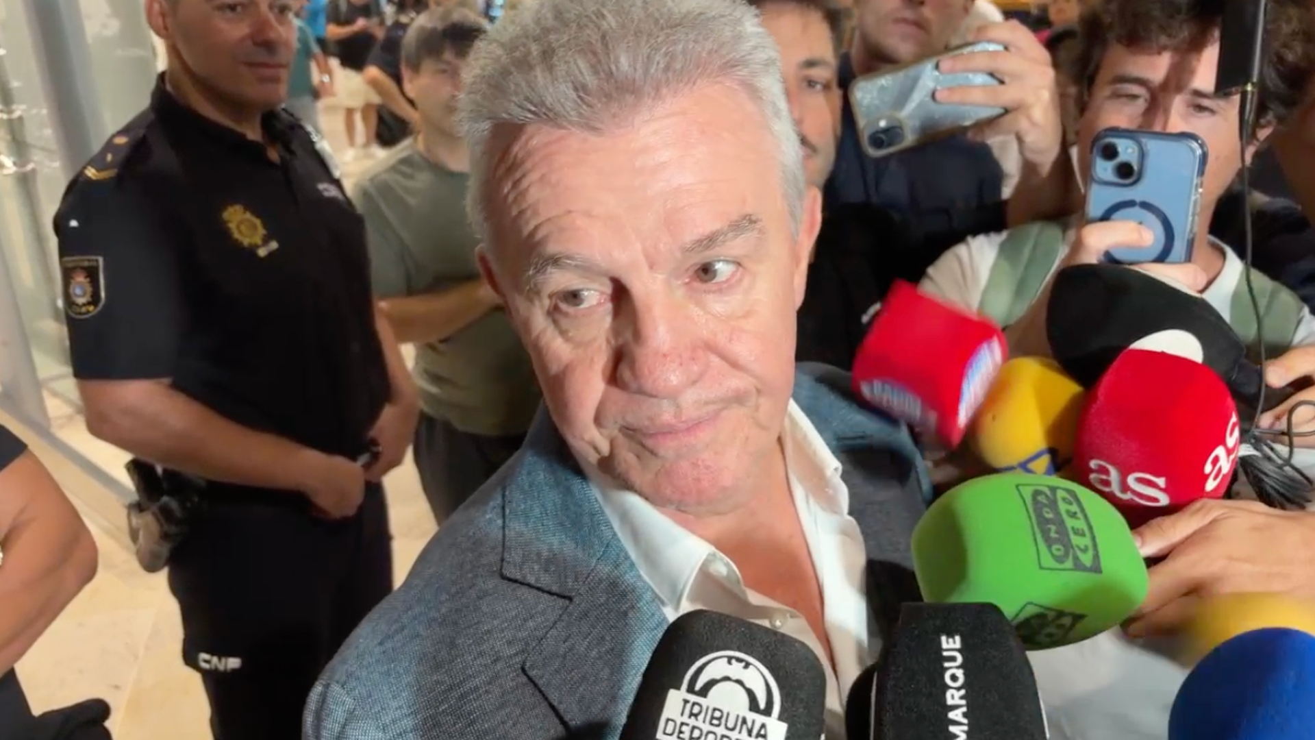 Javier Aguirre aterriza en Valencia Javier Aguirre aterriza en Valencia