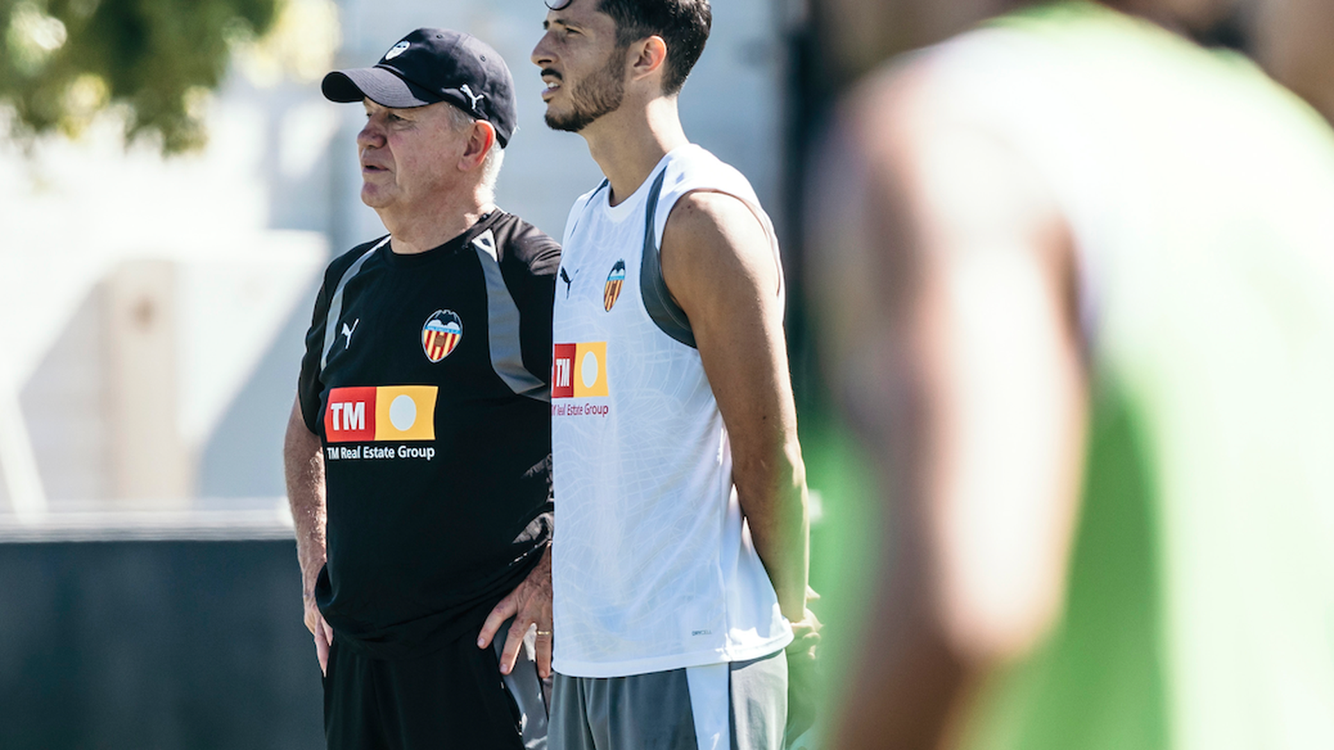Javier Aguirre y Guido Rodríguez charlan en Paterna