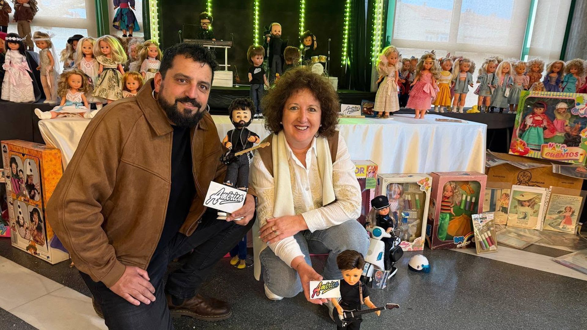 Marga posa junto a su colección de Nancys en una de las exposiciones organizadas por el Concello de Nigrán, dedicada al grupo América
