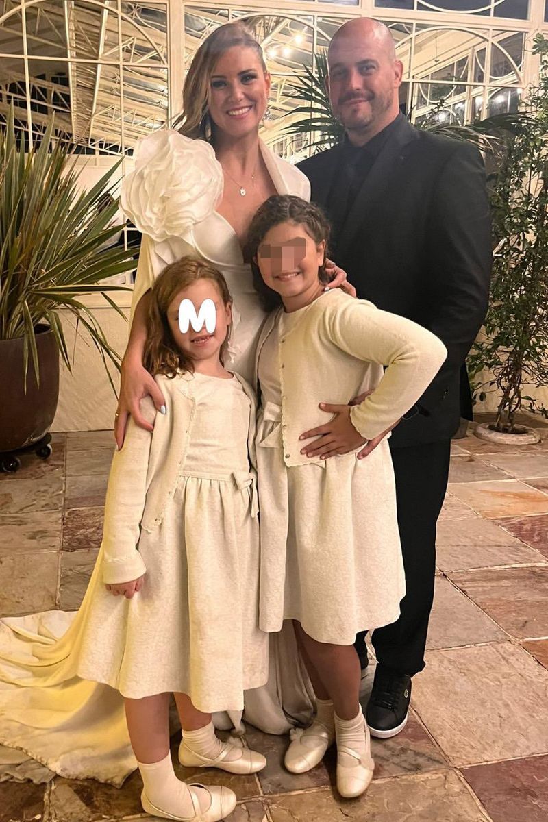 María Jesús Ruiz, en una imagen de su boda con Curro Rodríguez, junto a sus dos hijas, Alba y María Jesús Jr.