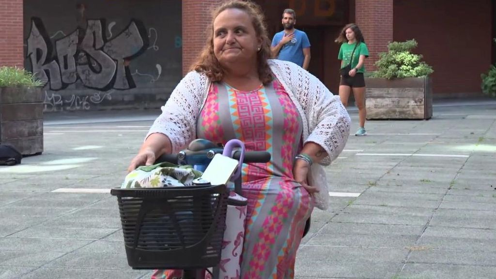Mariví, viuda, con necesidades especiales, se ve fuera de su casa el 1 de octubre: "Me piden 360.00 euros por la casa"