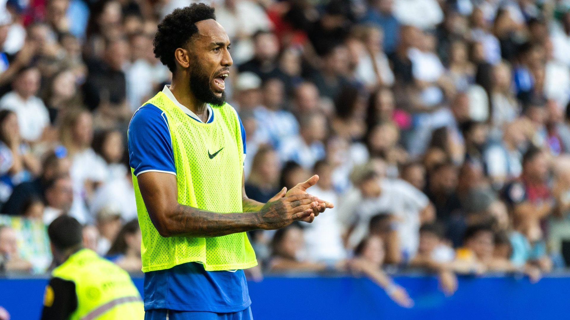 Pierre-Emerick Aubameyang anima desde la banda de Riazor Pierre-Emerick Aubameyang anima desde la banda de Riazor