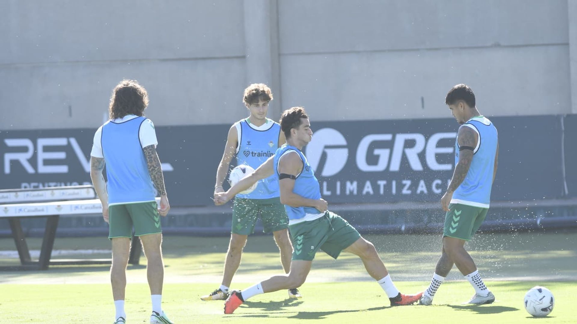 Rodrigo Riquelme pisa a Cucho Hernández en el entrenamiento del Betis