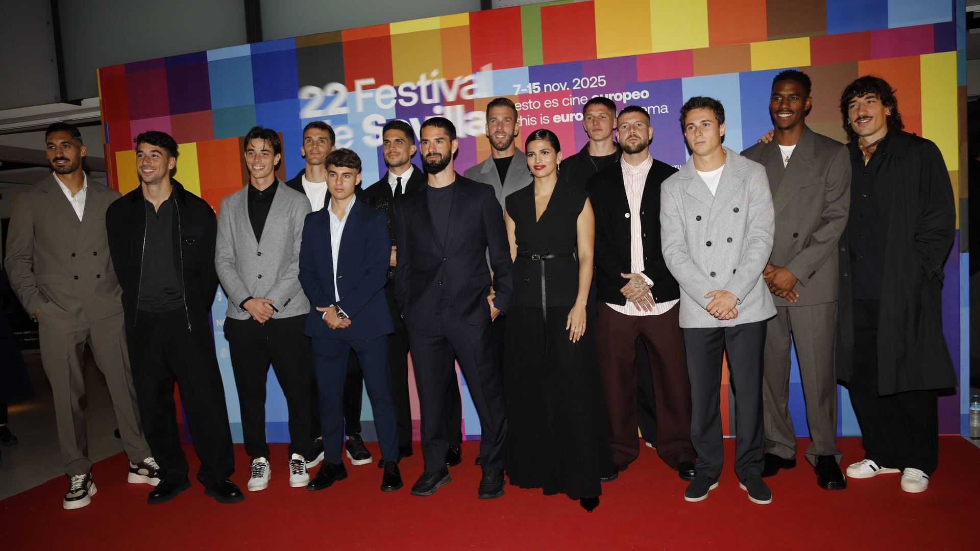 Sara Sálamo y varios miembros de la plantilla del Betis en el estreno del documental sobre Isco Alarcón
