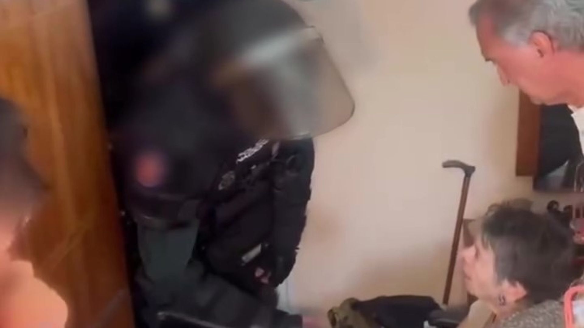 Un agente habla con Maricarmen durante el desahucio