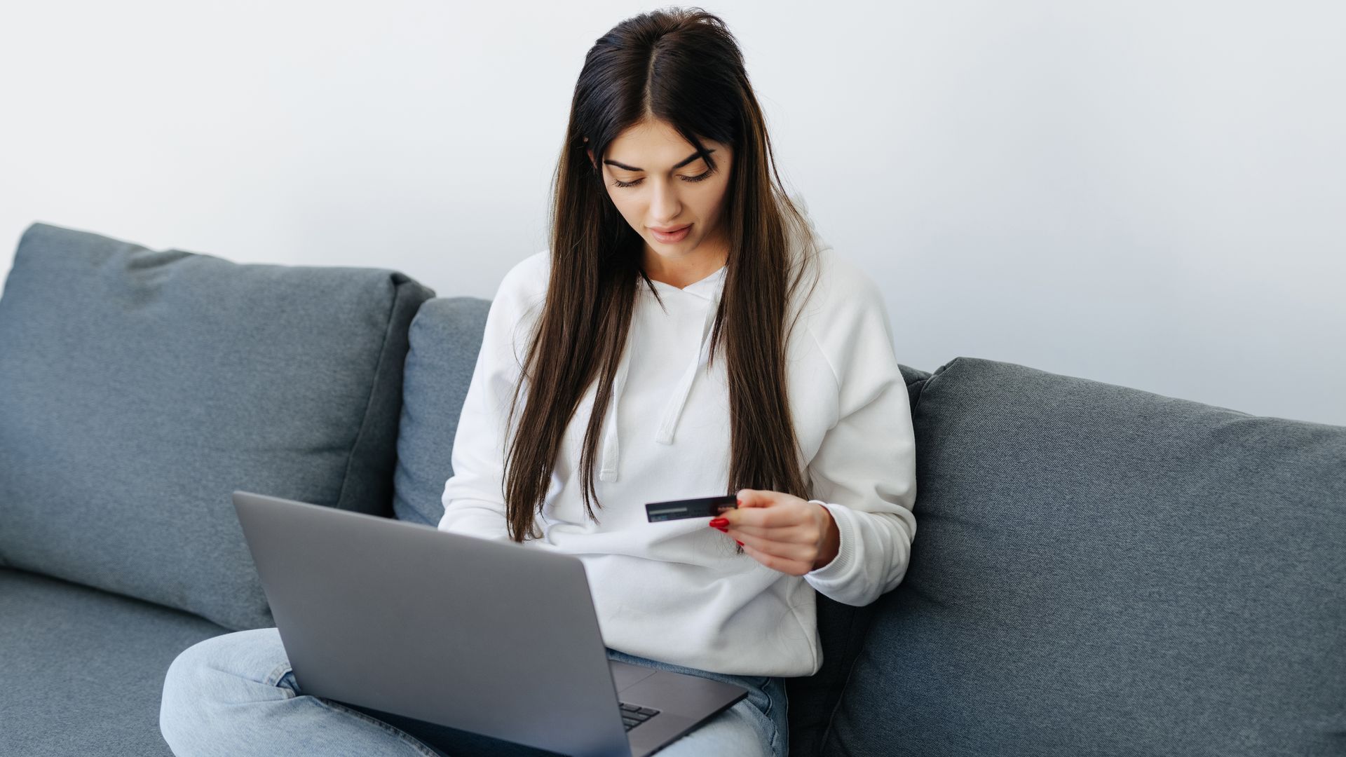 Una chica joven comprando online Una chica joven comprando online