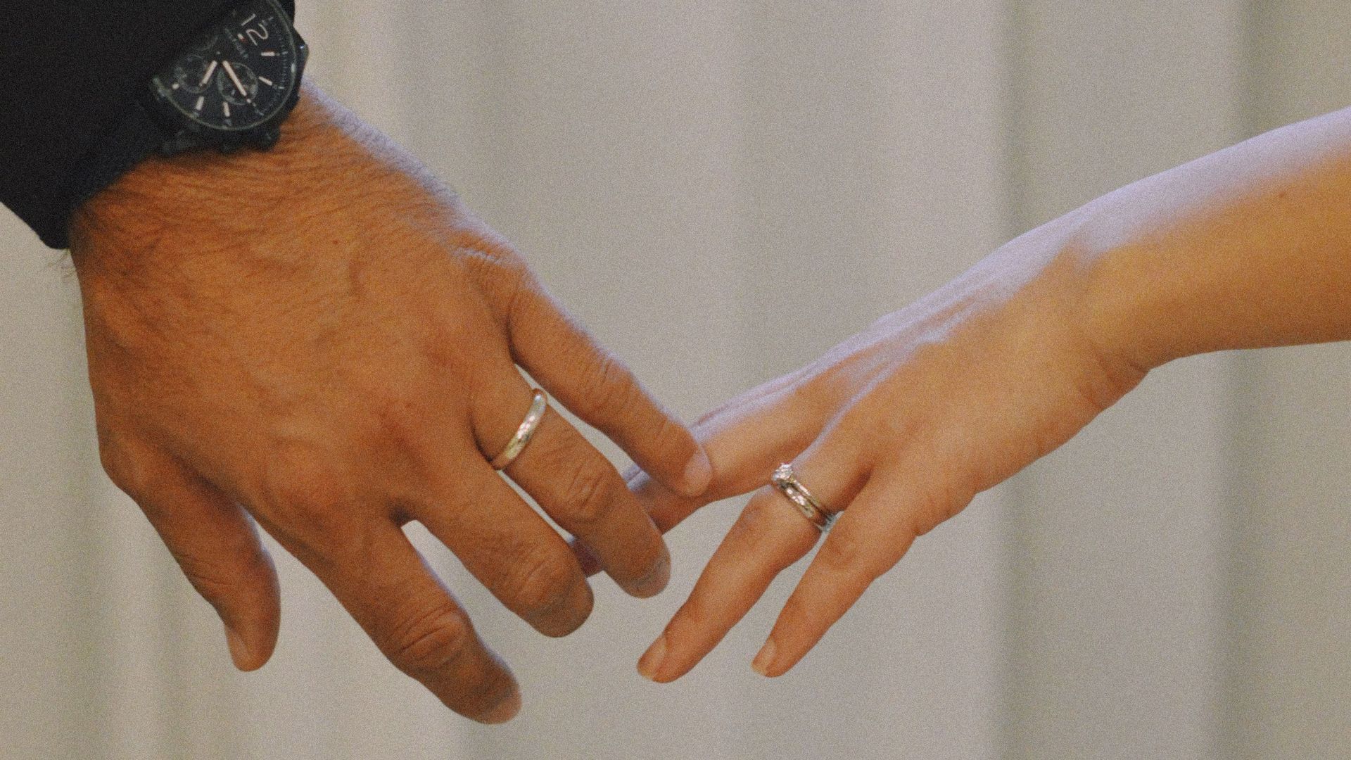Una pareja de novios muestran sus anillos durante su boda Una pareja de novios muestran sus anillos durante su boda
