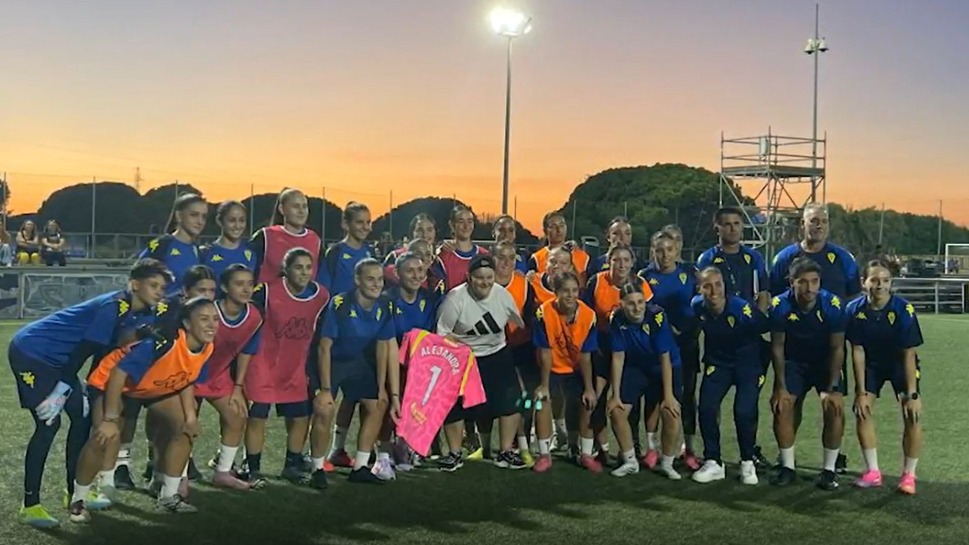 Alejandra, con las jugadores del Cádiz femenino