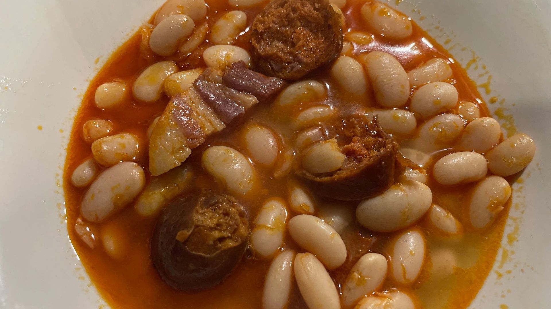 Alubias leonesas con chorizo y lacón, armonizadas con un emblemático Rioja