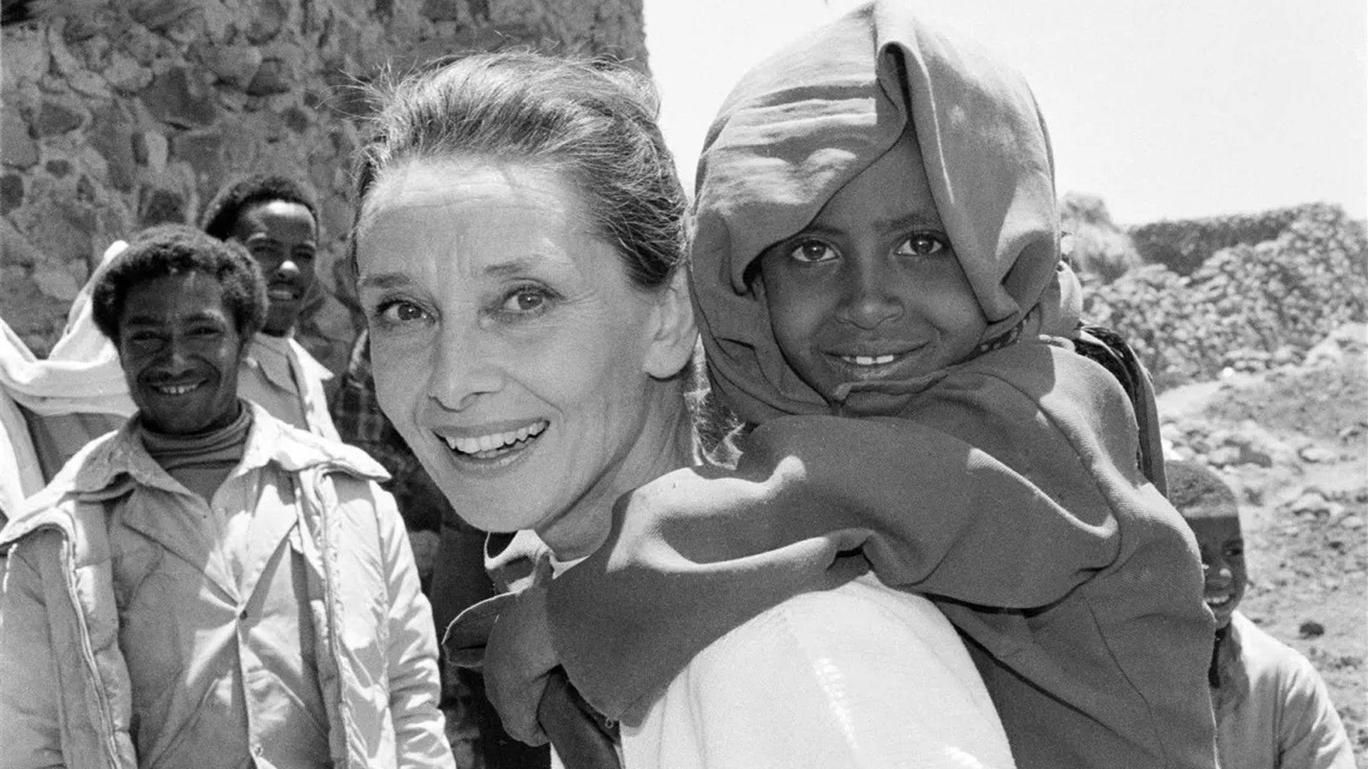 Audrey Hepburn durante una de sus visitas humanitarias