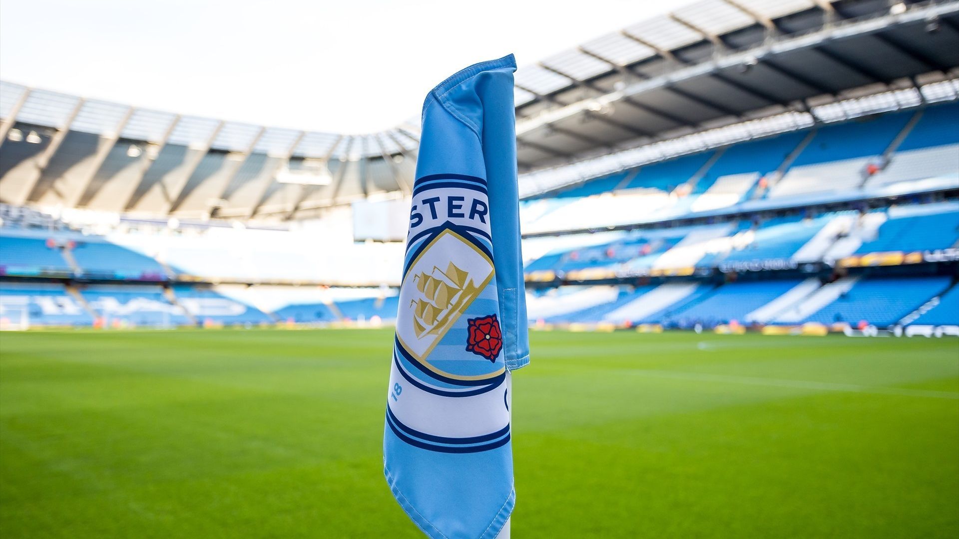 Bandera del Manchester City en un córner de su estadio Bandera del Manchester City en un córner de su estadio