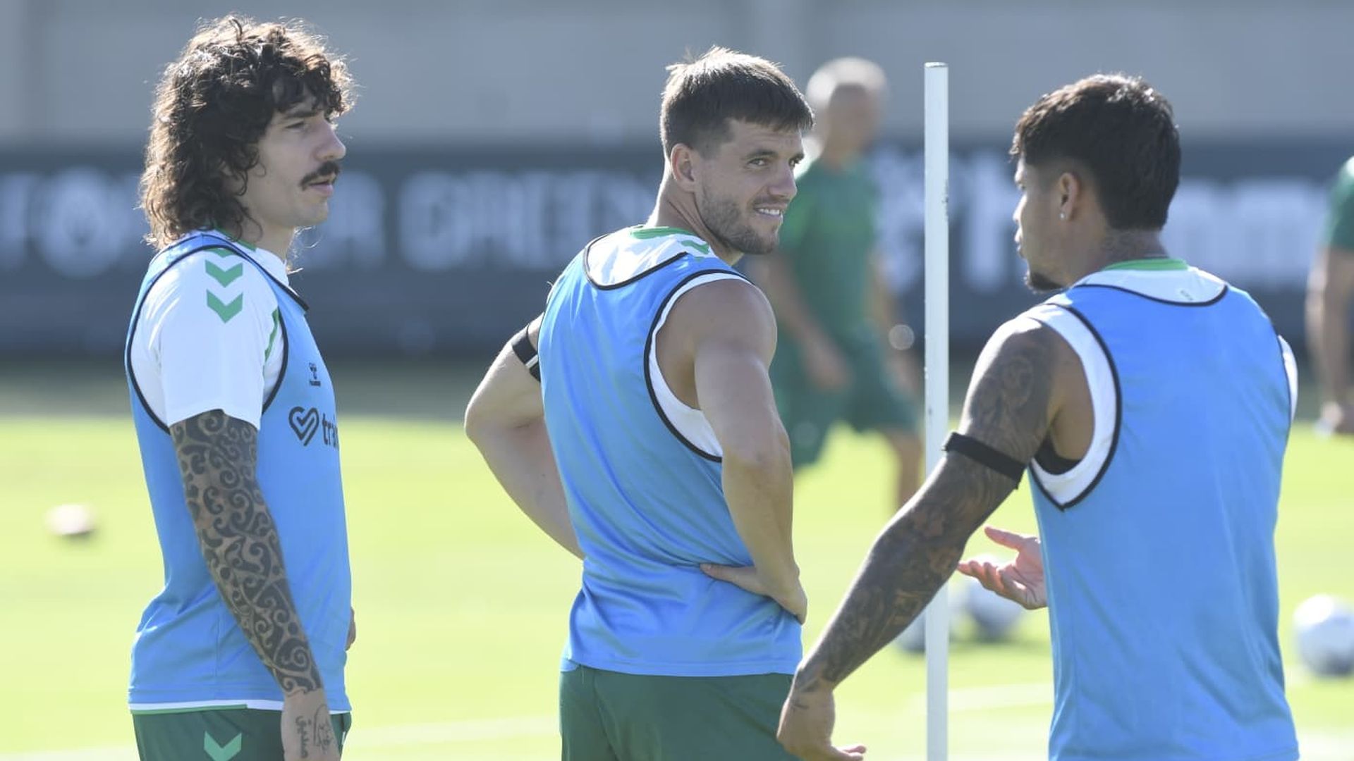Bellerín, Lo Celso y Cucho Hernández, entrenando con el Betis este jueves