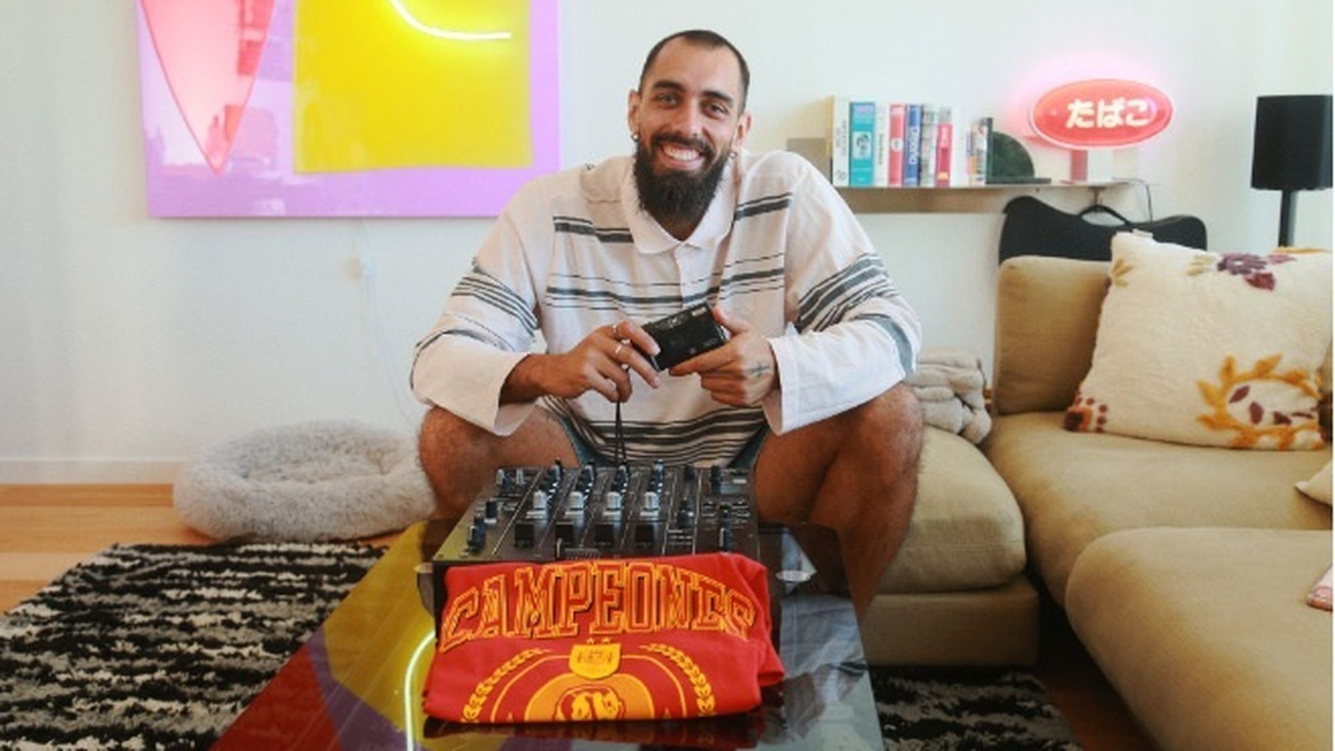 Borja Iglesias, con su camiseta de celebración del Mundial, su cámara y su mesa de DJ Borja Iglesias, con su camiseta de celebración del Mundial, su cámara y su mesa de DJ