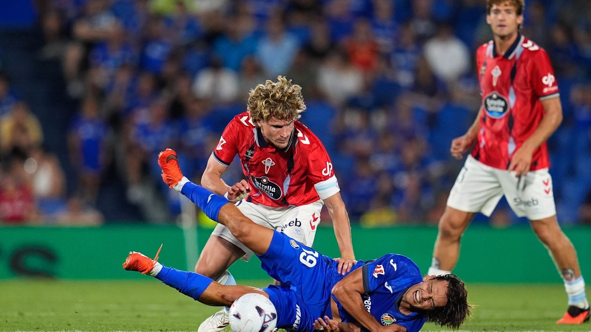 Carl Starlelt pugna con Enes Unal