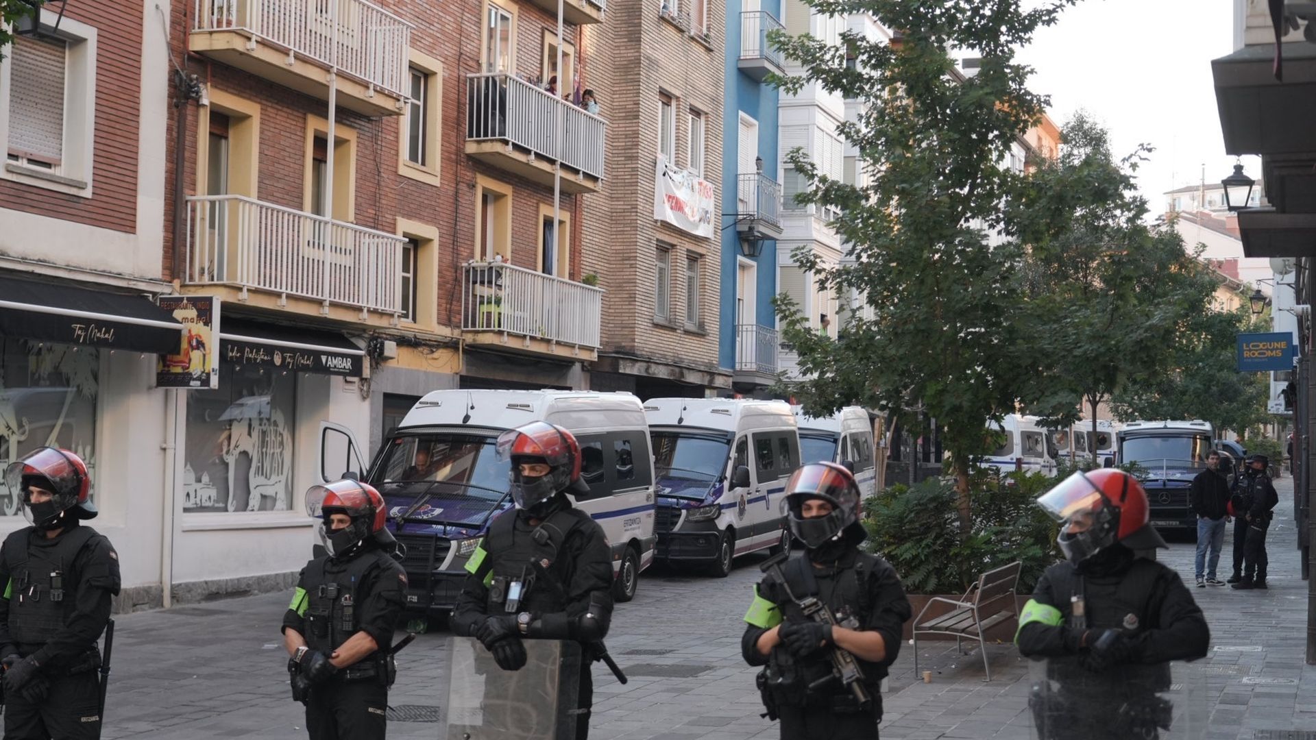Cordón policial durante la ejecución de un desahucio este viernes a una familia en Vitoria, Álava Cordón policial durante la ejecución de un desahucio este viernes a una familia en Vitoria, Álava