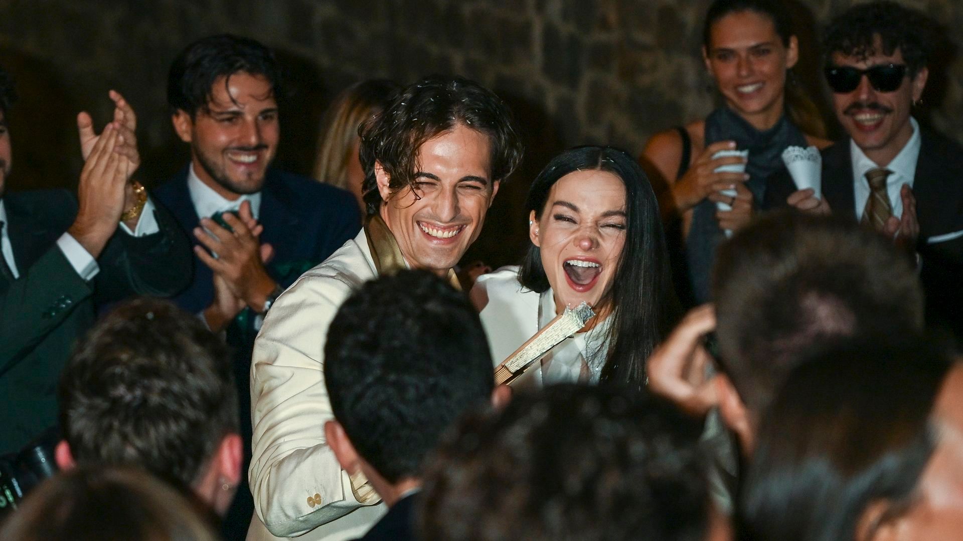 Damiano David y Dove Cameron, recibiendo el cariño de los suyos tras haberse casado